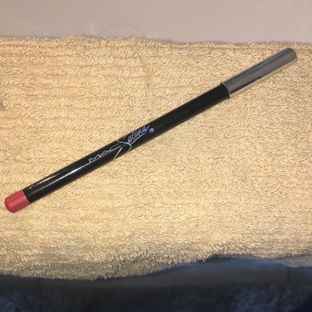 “Selenaville” lip pencil